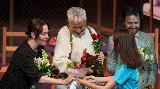 С надеждой на мир и покой. В Воронеже показали спектакль из Колумбии «Полковнику никто не пишет»