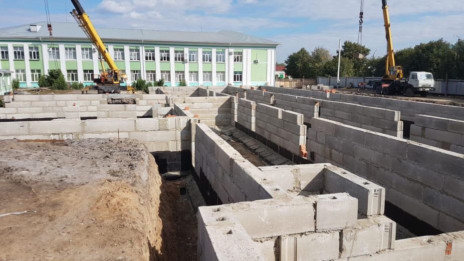 Пристройку на 312 мест к школе в райцентре Воронежской области возведут до августа 2023 года