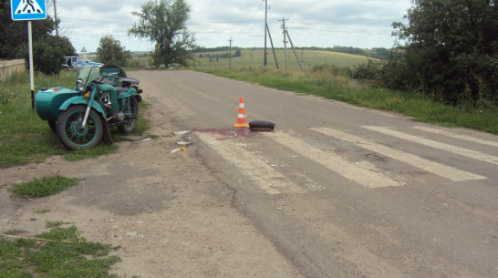 В Острогожском районе в ДТП пострадали мотоциклист и его пассажир