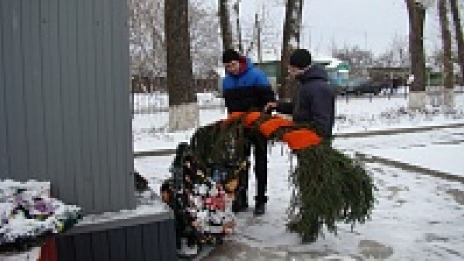 В селе Яблочное Хохольского района на братской могиле школьники рассыпали горсть сибирской земли