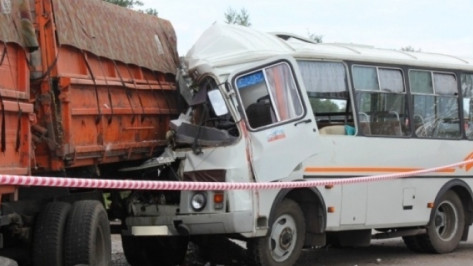 В ДТП с маршруткой на Северном мосту в Воронеже пострадали 2 пассажира