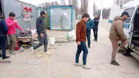 Нелегальные мигранты работали на Петровской набережной в Воронеже