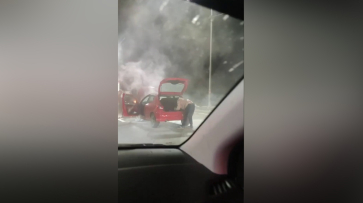 Автомобиль загорелся на проезжей части на улице Антонова-Овсеенко в Воронеже
