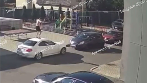 Лежал на капоте машины и прыгал на крыше: неадекватного мужчину в Воронеже сняли на видео