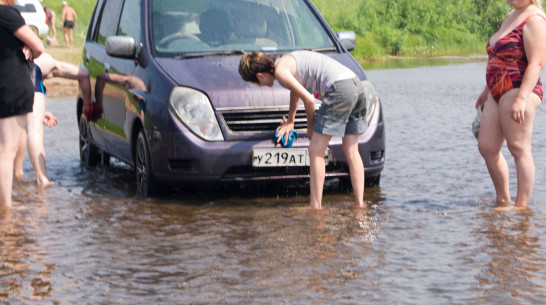 За мойку машины у реки или во дворе многоэтажки воронежцам грозит штраф до 10 тысяч рублей