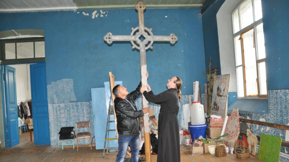 Найденный в озере двухметровый крест установили у храма в Воронежской области