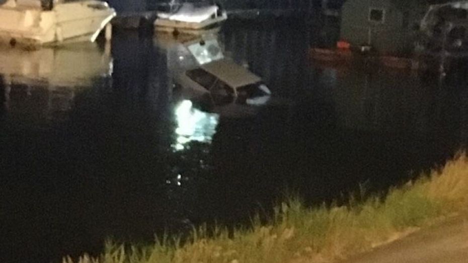 В Воронеже припаркованный автомобиль скатился в водохранилище и утонул