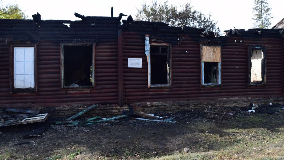 Тело мужчины обнаружили при разборе завалов сгоревшей старинной школы под Воронежем