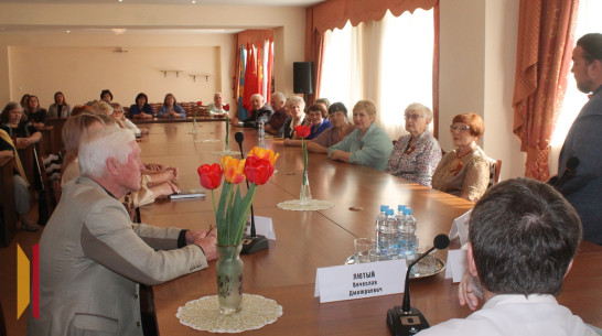 Члены Союза писателей рассказали хохольцам о своем творчестве