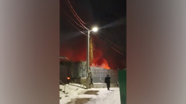 Ночной пожар на улице Краснознаменной в Воронеже попал на видео