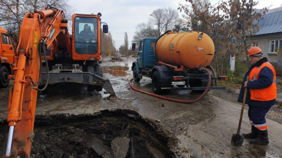 Частный сектор и 3 соцобъекта в Воронеже остались без воды из-за утечки на левом берегу 