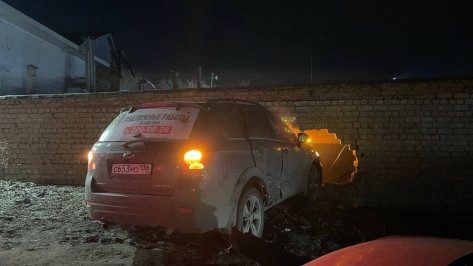 В Воронеже Chevrolet въехал в кирпичную стену