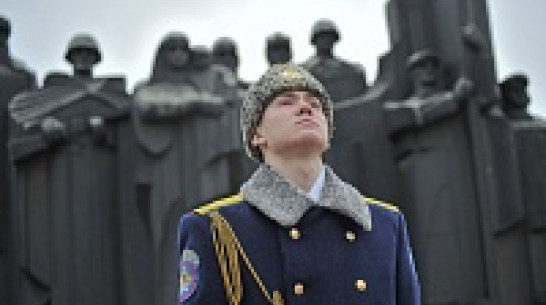 Воронежские власти, ветераны и военные возложили венки к могиле Неизвестного солдата