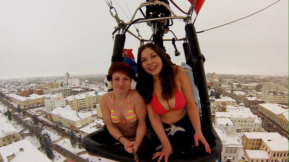 Воронежская парашютистка прокатилась на воздушном шаре в бикини