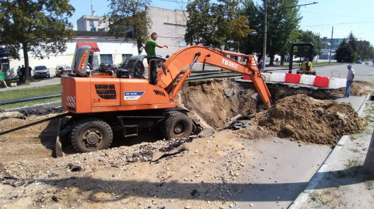 Аварийные бригады приступили к ремонту коллектора на улице Циолковского в Воронеже