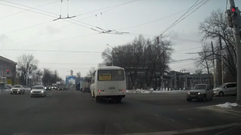 Воронежцы сняли на видео проезд ПАЗа №11 на красный свет в Воронеже