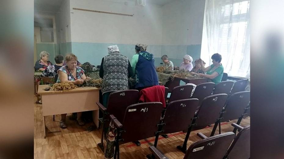 Волонтеры борисоглебского села Тюковка плетут масксети длиной 30 метров для укрытия блиндажей