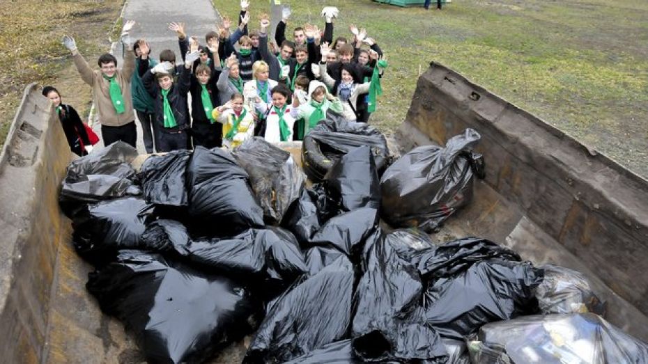 Более 2 тысяч кубометров мусора вывезли с улиц Воронежа во время субботника
