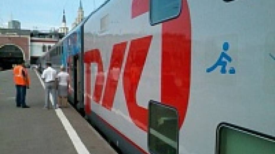 В Воронеже дети на спор закидали камнями двухэтажный пассажирский поезд