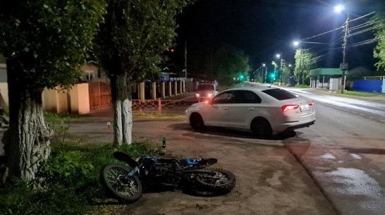Мотоциклист без прав и его 15-летняя пассажирка пострадали в ДТП в Воронежской области