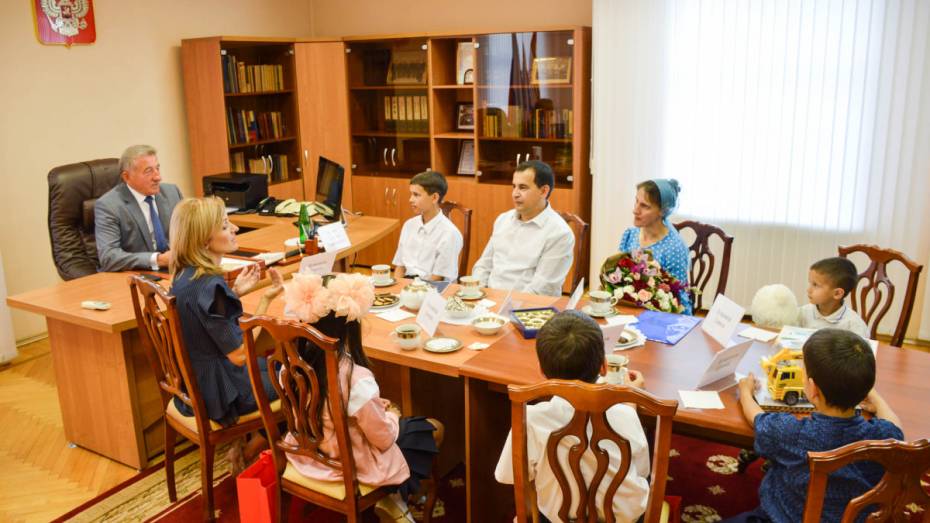 Воронежский сенатор помог многодетной семье подготовиться к школе