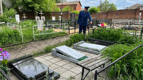 Районная прокуратура взяла под контроль проверку разгрома на кладбище под Воронежем