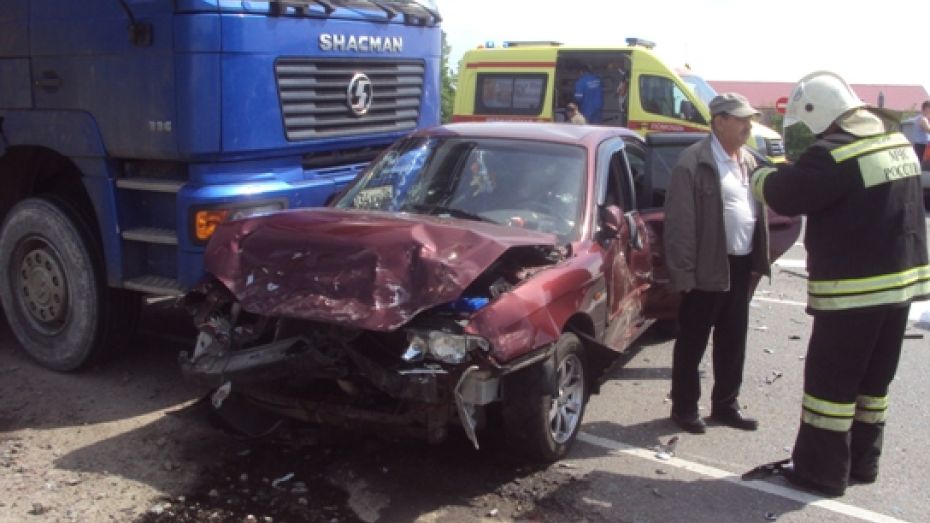 В Воронежской области столкнулись 4 машины: пострадали двое