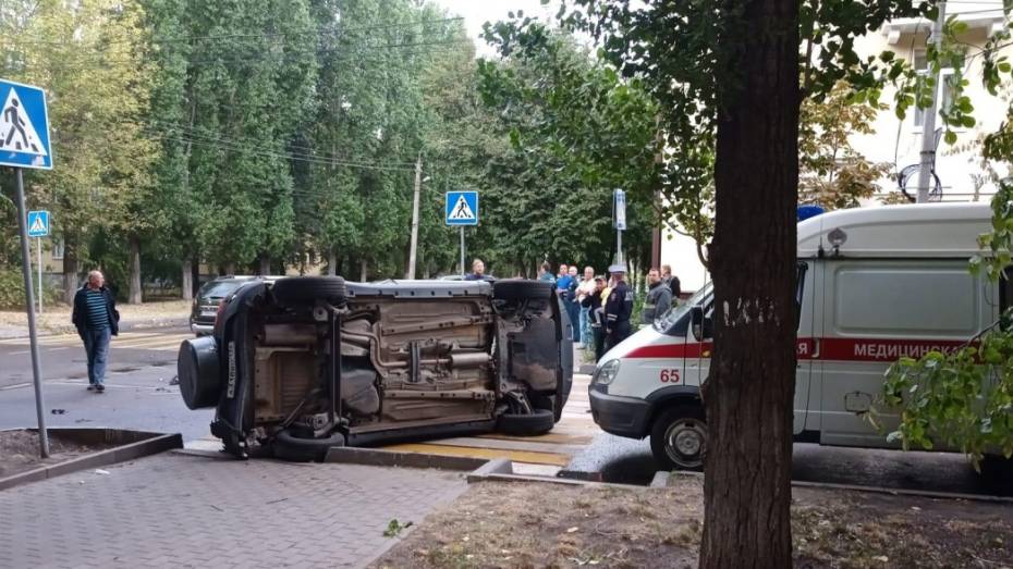 В ДТП с перевернувшейся машиной и 2 авто воронежская автомобилистка сломала руку