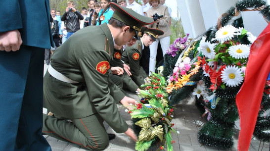 В Семилуках прошла посвященная юбилею Победы районная акция «Равнение на героев»