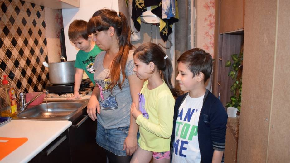 Онкобольная мать 10 детей из Борисоглебска получила от благотворителей 40 тыс рублей