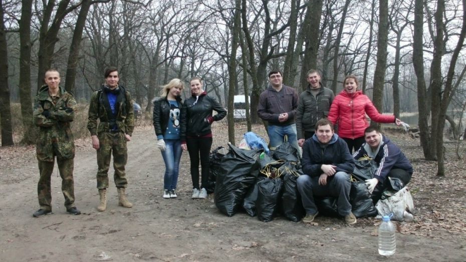 Воронежские студенты вывезли с берега Усманки 30 мешков мусора