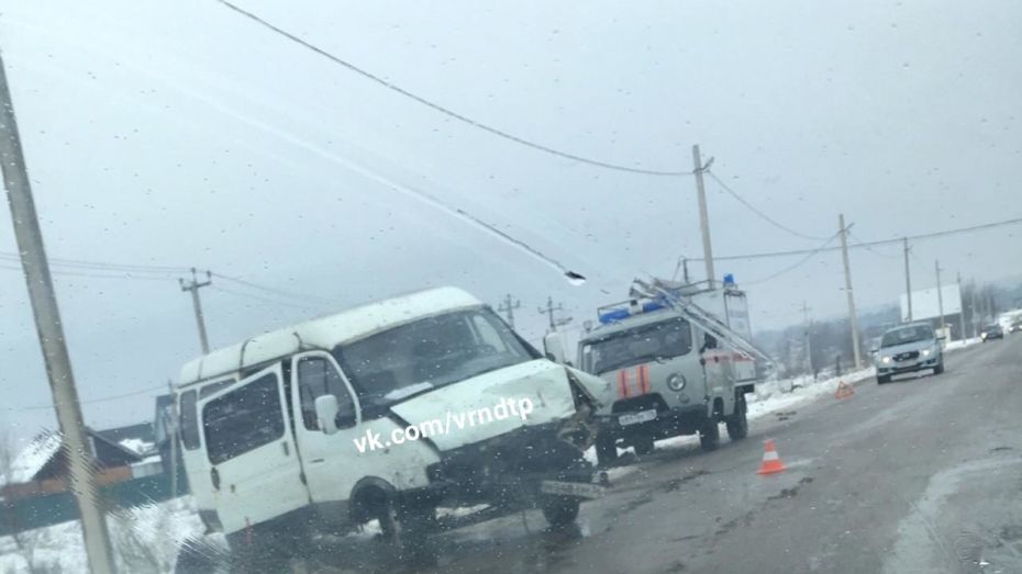 В Воронежской области 33-летняя водитель Porsche Cayenne пострадала в ДТП с «Газелью»