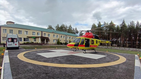 Вертолет доставил в Воронеж пациента с травмой головы из Павловска