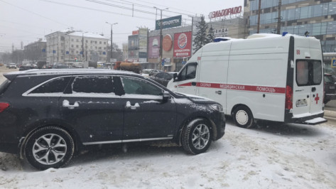 В Воронеже Kia столкнулась с машиной скорой помощи