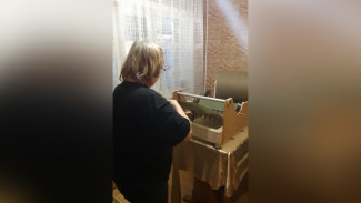 Воронежские волонтеры передали супруге участника СВО оборудование для создания масксетей