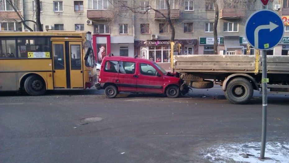 В ДТП с участием большегрузного автобуса в Воронеже никто не пострадал