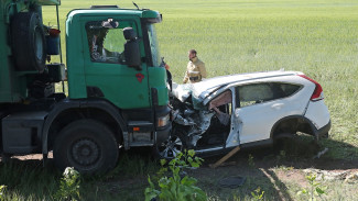 На трассе в Бобровском районе столкнулись Scania и Honda