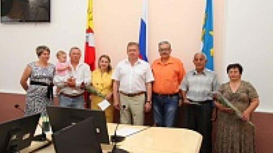 В Острогожском районе две сельских семьи получили сертификаты на приобретение жилья