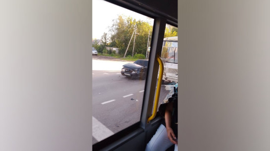 В Воронеже на улице Острогожской автобус №23 врезался в «Ладу»