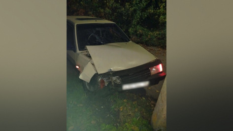 Под Воронежем пьяный водитель «девятки» врезался в столб: пострадала 25-летняя девушка