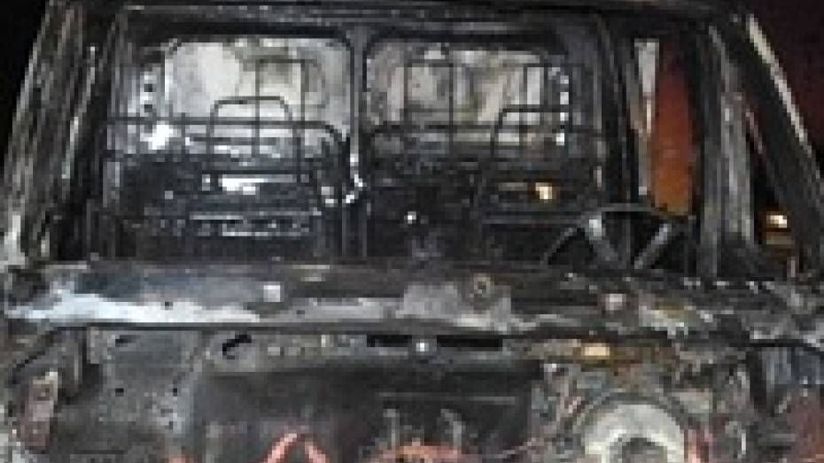 В Павловском районе сгорел микроавтобус Ford