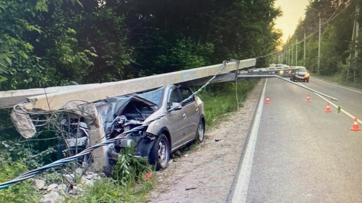 В Воронеже столб от сильного удара сломался и упал на Renault Logan:  водитель выжил