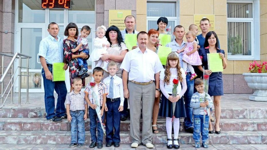 В Бутурлиновском районе 7 молодых семей получили жилищные сертификаты