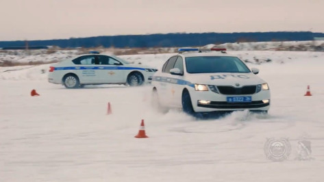 Воронежские полицейские показали умение дрифтовать на льду