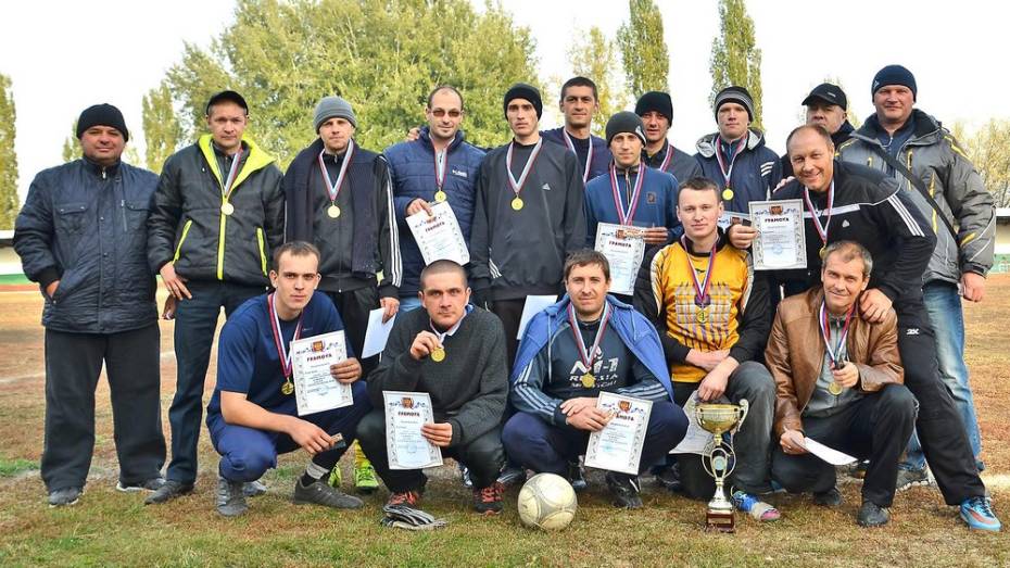 Переходящий футбольный кубок района в Бутурлиновке завоевали футболисты «Луны»