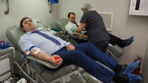 Воронежские чиновники сдали кровь для детских больниц