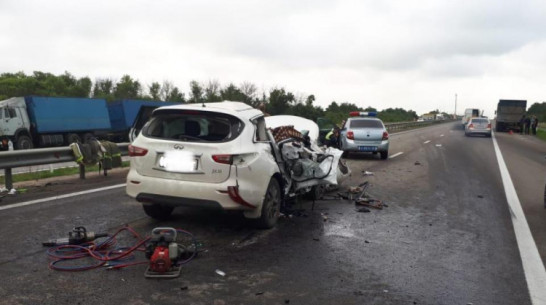 Двое взрослых погибли и трое детей пострадали в ДТП в Воронежской области