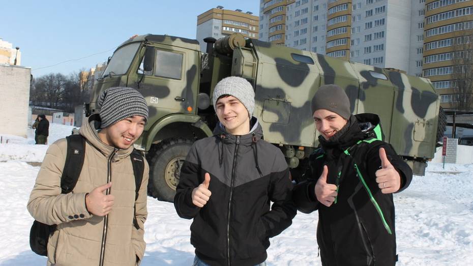 Школьники и активисты ОНФ провели день в воинской части в Воронеже