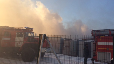 В Воронеже спасатели потушили склад с каучуком