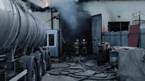 Три автомобиля сгорели в ремонтной мастерской под Воронежем